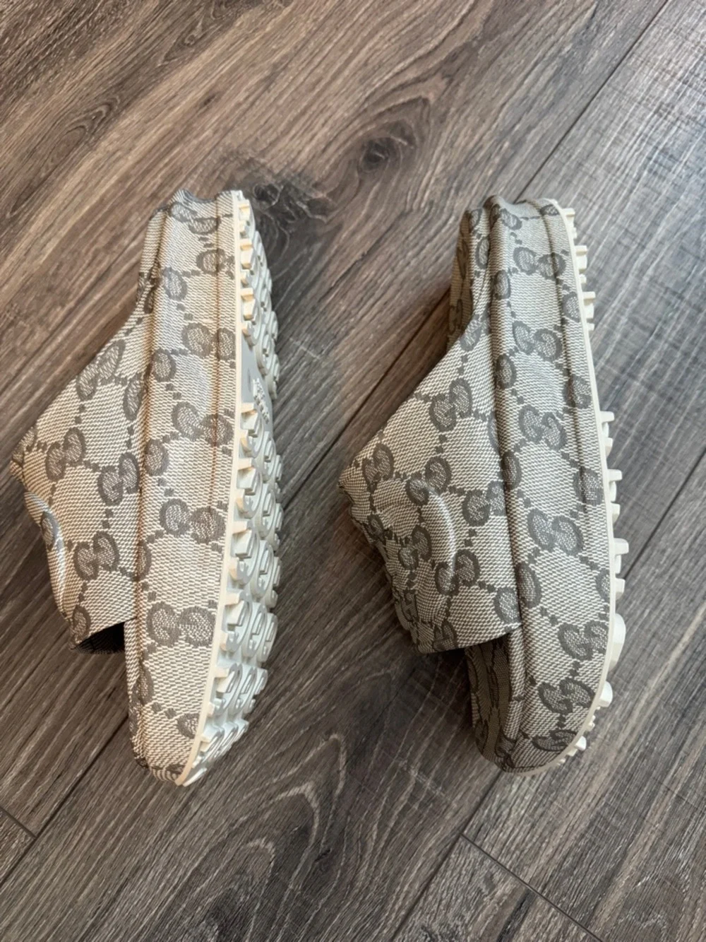 Gucci Beige and Grey GG Slide Sandals - Picture 3 of 10